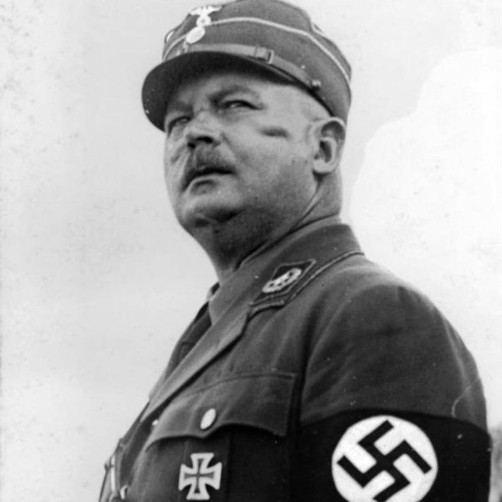 Giống như trùm phát xít Hitler, Ernst Röhm mang tư tưởng mong muốn Đức trở thành một cường quốc thống trị các nước khác. Sinh năm 1887, Ernst Röhm gia nhập quân đội Đức năm 1906 và bị thương 3 lần trong chiến đấu.