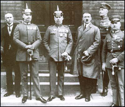 Đến ngày 2/8/1934, Tổng thống Đức Paul von Hindenburg qua đời. Đến trưa cùng ngày, Hitler ra thông báo hai chức vụ Thủ tướng và Tổng thống gộp chung làm một. Theo đó, Hitler trở thành nhà lãnh đạo kiêm Tư lệnh tối cao của Đế chế thứ Ba.