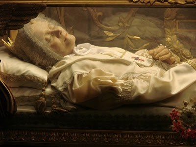 Anna Maria Taigi nổi tiếng là người tốt bụng, hay làm việc thiện, giúp đỡ người nghèo khổ, bệnh tật. Bà cũng nghe theo tiếng gọi của Chúa.