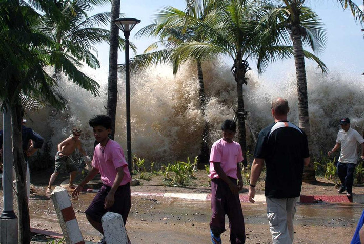 Cụ thể, vào năm 1998, Trưởng văn phòng khí tượng học Thái Lan Smith Thammasaroj đã đưa ra cảnh báo bờ biển tây nam quốc gia sẽ chịu một đợt sóng thần chết người. Khi ấy, rất nhiều người tin dự đoán của nhà tiên tri Thammasaroj sẽ trở thành sự thật.