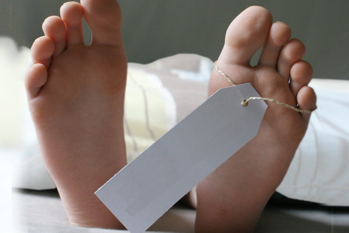 Các chuyên gia tiến hành khám nghiệm tử thi và xác định mẹ cùng anh trai sinh đôi của Kuefler chết vì nguyên nhân tự nhiên, không có dấu hiệu bị giết.
