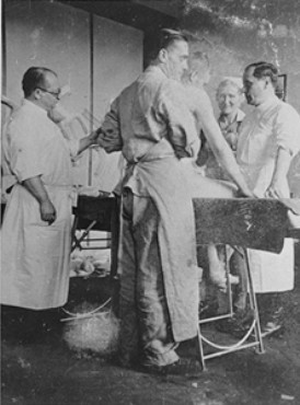 Vì vậy, bác sĩ "tử thần" Clauberg tiến hành thí nghiệm trên nữ tù nhân ở trại tập trung Auschwitz của trùm phát xít Hitler.