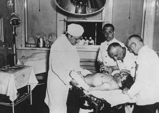 Tại Auschwitz, Clauberg cùng với bác sĩ Josef Mengele tích cực nghiên cứu tìm ra cách thuận tiện nhất và có chi phí rẻ nhất để triệt sản cho phụ nữ.