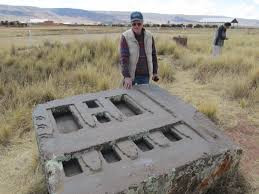 Di chỉ Puma Punku được cho là có từ năm 536 - 600. Công trình được xây từ đá granite và đá diorite. Hai loại đá này có độ cứng chỉ đứng sau kim cương.