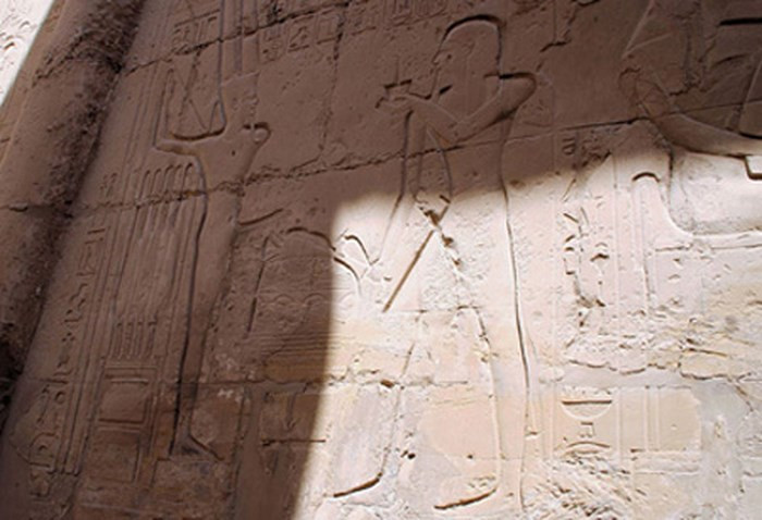 Người Ai Cập cổ đại quan niệm rằng, pharaoh là hiện thân của thần Ra - một trong những vị thần quan trọng nhất trong đời sống tâm linh. Nguyên do là vì vị thần này có quyền lực ở mọi phần của thế giới, từ bầu trời, mặt đất tới thế giới bên kia. Vị thần này cũng liên quan đến đời sống tình ái của người Ai Cập.