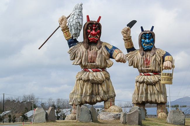 Quái vật Namahage của người Nhật Bản được mô tả mang hình hài của một người đàn ông có cơ thể to lớn. Namahage mang gương mặt của quỷ dữ và khoác trên người áo choàng rơm truyền thống của người Nhật Bản.