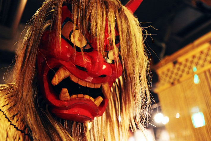Hình ảnh quái vật Namahage càng trở nên đáng sợ hơn khi nó cầm một con dao rất lớn. Theo truyền thuyết, Namahage sẽ tới từng nhà vào đêm Giao thừa rồi gõ cửa, dọa dẫm những đứa trẻ lười biếng, không vâng lời cha mẹ.