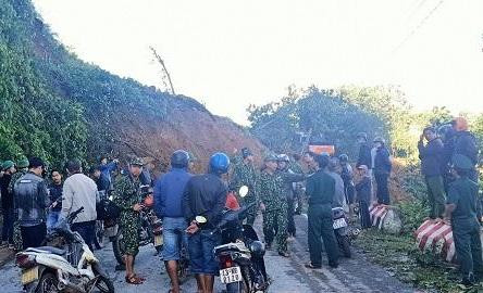 Khó nhất trong việc tiếp cận hiện trường vụ sạt lở đất kinh hoàng hôm 28/10, đó chính là có rất nhiều điểm sạt lở trên tuyến quốc lộ 40B từ huyện Bắc Trà My lên và từ trung tâm huyện Nam Trà My xuống. Hiện hàng chục cán bộ, chiến sĩ của Ban Chỉ huy Quân sự huyện Bắc Trà My tiến hành xử lý điểm sạt lở trên quốc lộ 40B (khu vực gần thủy điện Sông Tranh 2, xã Trà Đốc, Bắc Trà My). Tiếp đó, lực lượng công binh Quân khu 5 sẽ tiếp ứng, mở đường để các lực lượng cứu nạn tiếp cận hiện trường.