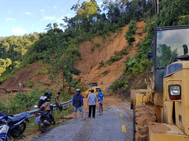 Trước đó, ngay sau cuộc họp khẩn với Phó Thủ tướng Trịnh Đình Dũng về 2 vụ sạt lở nghiêm trọng tại Nam Trà My, đêm 28/10, lãnh đạo UBND tỉnh, Quân khu 5, Bộ Chỉ huy Quân sự tỉnh cũng tổ chức họp bàn phương án tìm kiếm, cứu nạn các nạn nhân mất tích.