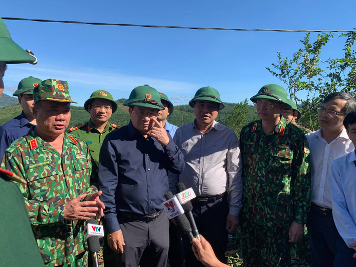 Thông tin mới nhất vụ sạt lở vùi lấp 53 người ở Quảng Nam, 9h sáng ngày 29/10, Phó Thủ tướng và đoàn công tác đang có mặt tại xã Trà Tăng, huyện Bắc Trà My, điểm sạt lở chia cắt đường lên huyện Nam Trà My, nơi xảy ra vụ sạt lở gây hậu quả nghiêm trọng. Ảnh: VGP 