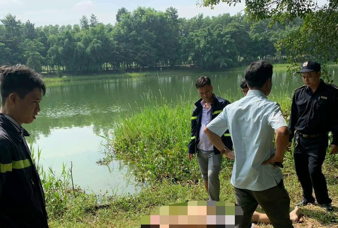 9. Một doanh nhân đuối nước tử vong. Ngày 24/10, lực lượng chức năng TP.Thủ Dầu Một (Bình Dương) đang điều tra nguyên nhân một người đàn ông đuối nước dưới hồ công viên thành phố mới Bình Dương, thuộc phường Hòa Phú. Trước đó, trưa cùng ngày, anh N.T.T. (41 tuổi, ngụ Bình Dương) – một doanh nhân có tiếng đi cùng cháu ra khu vực hồ công viên thành phố mới Bình Dương để chơi cano điều khiển từ xa. Tuy nhiên, cano chạy giữa hồ thì mất tín hiệu, anh T. Bơi ra lấy cano thì bị đuối nước. Thi thể anh T. đã được vớt đưa vào bờ. Ảnh: Tiền Phong