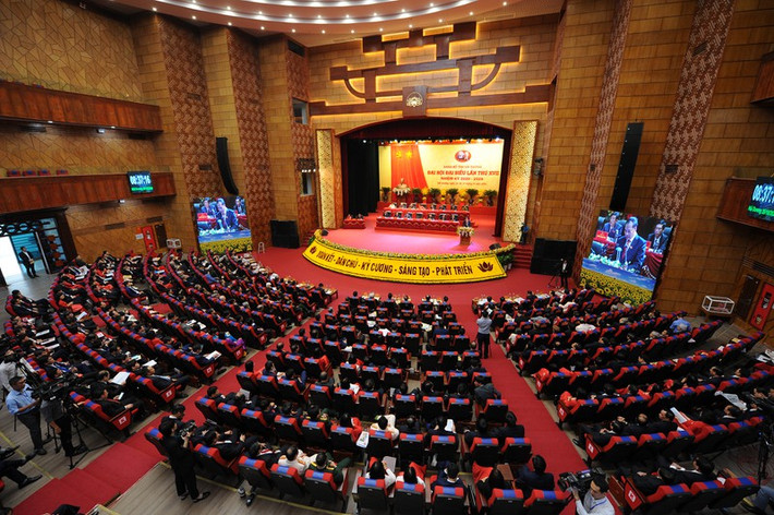Sáng 27/10, ông Triệu Thế Hùng - Phó Bí thư Tỉnh ủy Hải Dương thay mặt Đoàn Chủ tịch Đại hội thông báo kết quả bầu Ban Thường vụ Tỉnh ủy, Bí thư Tỉnh ủy, các Phó Bí thư Tỉnh ủy, Ủy ban Kiểm tra và Chủ nhiệm Ủy ban Kiểm tra Tỉnh uỷ khoá XVII tại Hội nghị lần thứ nhất Ban Chấp hành Đảng bộ tỉnh lần thứ XVII nhiệm kỳ 2020-2025 diễn ra tối 26/10. Hội nghị đã bầu 16 người vào Ban Thường vụ Tỉnh ủy khóa XVII nhiệm kỳ 2020-2025. Với số phiếu tuyệt đối, ông Phạm Xuân Thăng được bầu giữ chức Bí thư Tỉnh ủy khóa XVII nhiệm kỳ 2020-2025. Hai Phó bí thư tỉnh ủy khóa XVII là ông Triệu Thế Hùng và ông Lê Văn Hiệu.