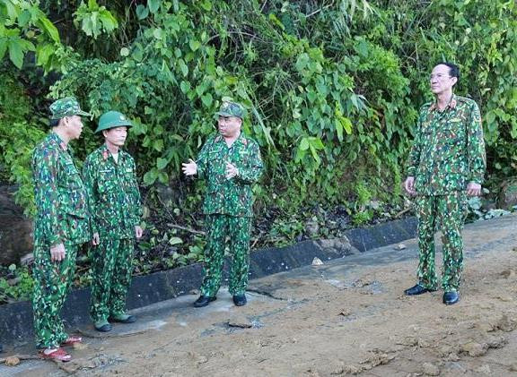 Trung tướng Nguyễn Long Cáng - Tư lệnh Quân khu 5, cho biết hiện nay lực lượng quân sự địa phương Nam Trà My, Bắc Trà My đang xử lý 3 điểm sạt lở lớn trên tuyến vào thôn 1 xã Trà Leng, cố gắng sớm nhất để thông đường. Tư lệnh Quân khu 5 yêu cầu lực lượng công binh sử dụng cơ giới phải nhanh chóng mở đường sớm nhất có thể. Đồng thời phải làm sao vừa cứu người dân vừa đảm bảo an toàn cho lực lượng cứu hộ, cứu nạn. Ảnh: QK5