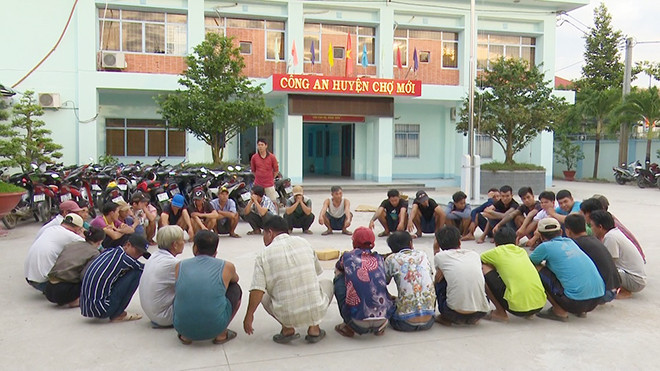 5. 36 đối tượng say sưa đá gà ăn tiền: Ngày 24/10, Công an huyện Chợ Mới, tỉnh An Giang cho biết, vừa triệt xóa thành công một tụ điểm cờ bạc dưới hình đá gà ăn tiền tại khu vực ấp Mỹ Phước, xã Mỹ Hội Đông, huyện Chợ Mới, tỉnh An Giang. Trước đó, lực lượng công an đã triệt phá sới gà ăn tiền tại khu vực ấp Mỹ Phước, xã Mỹ Hội Đông, bắt giữ 36 đối tượng. Tang vật thu giữ trên người các đối tượng và tại hiện trường gồm: 4 con gà đá, 1 cây cân, 1 tấm kính, 4 hột xí ngầu, 42 xe mô tô, 36 điện thoại di động cùng số tiền gần 40 triệu đồng.