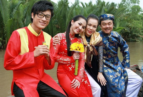Không công bố doanh thu khi không thành công phòng vé là lựa chọn của nhiều bộ phim điện ảnh phát hành dịp Tết. Cưới chạy là một ví dụ. Phát hành dịp Tết 2014, phim nhận nhiều chê bai của báo giới và khán giả. Có ý kiến bình luận: "Cưới chạy khiến khán giả cũng bỏ chạy". Các nhân vật trong phim bị cho là "vô duyên". Ngoài vai diễn của Việt Hương là một bà mẹ thương con, Chí Tài vào vai ông bố khó tính, phong kiến, thì những vai diễn khác đều gây nhiều thất vọng. Phim là minh chứng cho thấy đa số khán giả sẽ quay lưng với phim dở, ngay cả khi phát hành dịp Tết.