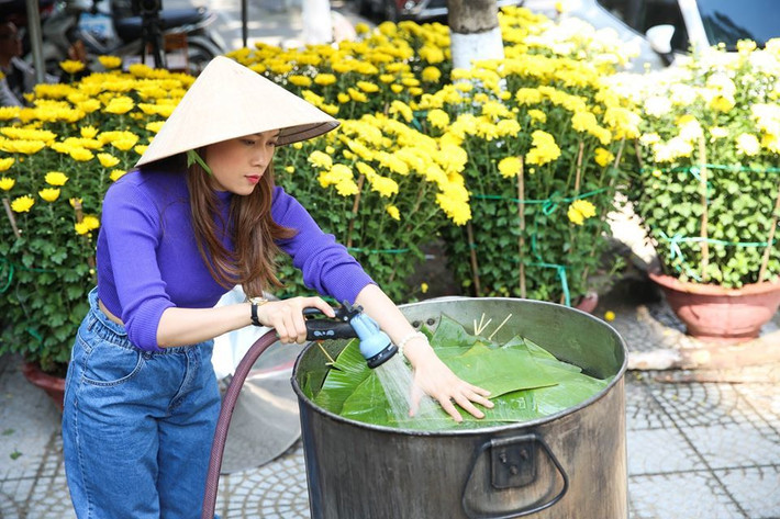 Mỹ Tâm và người thân tự tay gói và nấu các loại bánh đặc trưng như bánh Tét, bánh Ú cùng các loạt mứt gừng, dừa để tiếp khách vào những ngày đầu năm.