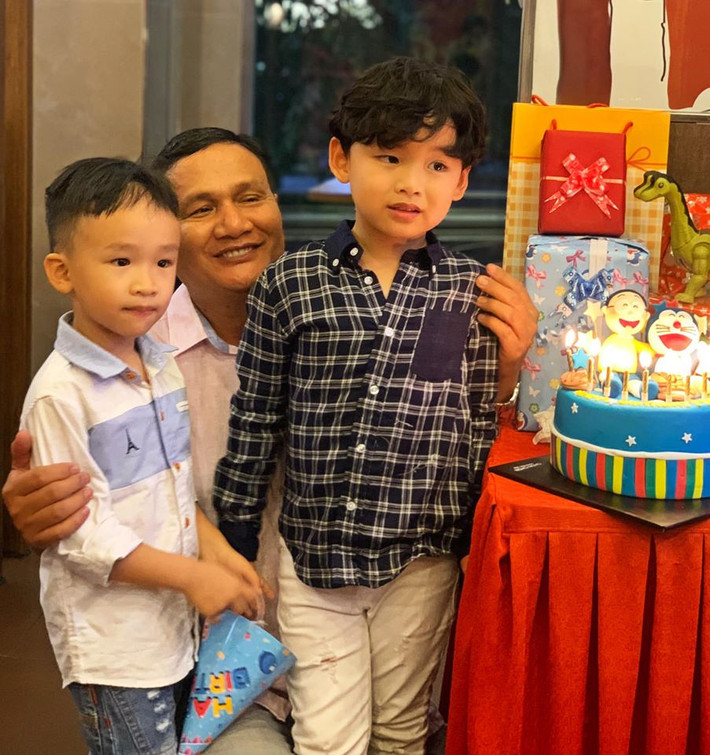 Con trai Diễm Hương đón tuổi mới trong vòng tay của gia đình, những người thân yêu.