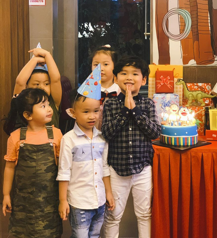 Diễm Hương hạnh phúc chia sẻ, mới 5 tuổi nhưng bé Noah rất ngoan, thương mẹ và sống tình cảm.