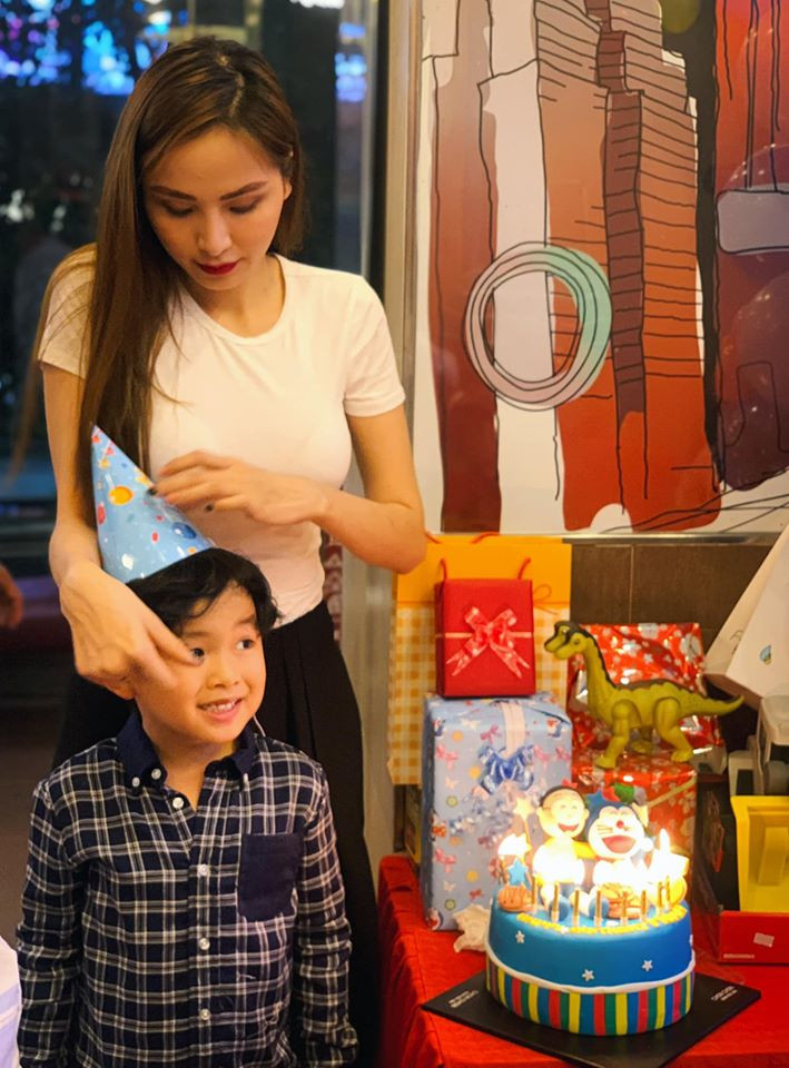 Trong loạt ảnh được nàng hậu chia sẻ trên trang cá nhân, cậu nhóc trông vô cùng kháu khỉnh, dễ thương.
