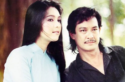 Nam nghệ sĩ từng chia sẻ, thời bấy giờ, mỗi khi ra đường ông phải đội mũ, đeo kính, trùm khăn kín mặt vì sợ bị fan nữ phát hiện.