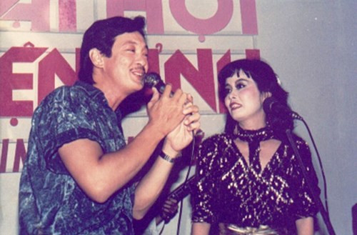 Cùng với vai trò diễn viên, Chánh Tín còn là một ca sĩ tài năng. Nam nghệ sĩ đi hát từ thời ngồi trên ghế giảng đường. Cùng với cô sinh viên học cùng trường Luật - Bích Trâm, hai người là một cặp ca sĩ được yêu thích trong giai đoạn 1980 - 1990.