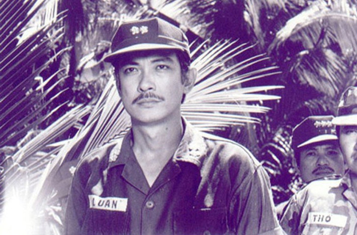 Nghệ sĩ Chánh Tín sinh năm 1952. Ông là một trong những diễn viên nổi tiếng của màn ảnh một thời. Nhắc đến Chánh Tín khó ai quên được vai diễn Nguyễn Thành Luân trong "Ván bài lật ngửa".