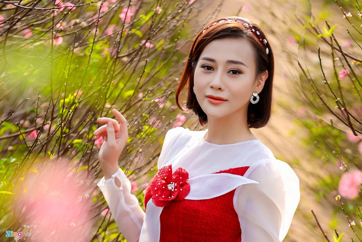 Những ngày cuối năm, Phương Oanh bận rộn với lịch quay phim truyền hình. Cô tranh thủ một ngày nghỉ hiếm hoi thực hiện bộ ảnh Tết 2020 để lưu giữ kỷ niệm. Nữ diễn viên được khen trẻ hơn từ khi thay đổi kiểu tóc ngắn. Sau hơn một năm công khai can thiệp thẩm mỹ, nhan sắc của Quỳnh búp bê cũng ngày càng hoàn thiện.