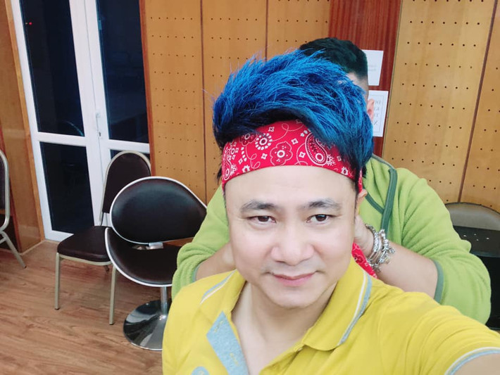 Nghệ sĩ Tự Long khoe ảnh đang hóa trang.