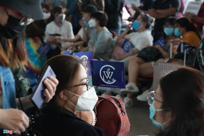 Fan đeo khẩu trang tới sân bay đón nhóm nhạc Hàn Quốc. WINNER nổi tiếng từ bài hát đầu tiên là Empty, thậm chí thiết lập nhiều kỷ lục. Ca khúc Really Really được nhóm phát hành năm 2017 trở thành bản hit, gây sốt thị trường Hàn Quốc. Đây là lần đầu tiên nhóm tổ chức concert tại Việt Nam. Xem video "Đại dịch corona cướp sinh mạng hàng trăm người". Nguồn VTC: