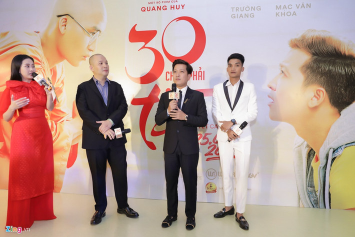 Trường Giang, Mạc Văn Khoa và Quang Huy kể lại những khó khăn trong quá trình quay phim. Cụ thể phim quay vào dịp có nhiều mưa bão, áp thấp nhiệt đới do đó, thời gian bị kéo dài gấp đôi dự kiến.
