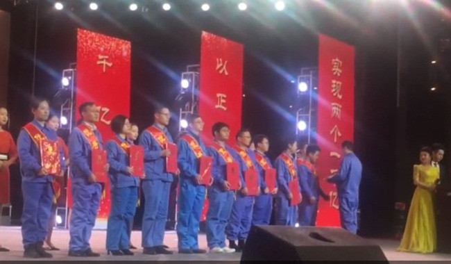 Cách đây ít ngày, một công ty ở Nam Xương, Trung Quốc cũng trao thưởng cho 12 nhân viên xuất sắc. Tất cả 12 người này đều được nhận ô tô.