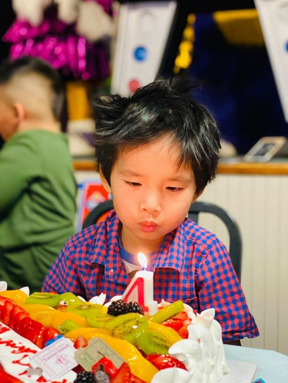 Cách đây ít giờ, cựu siêu mẫu đăng loạt ảnh mừng sinh nhật 4 tuổi của cậu con trai. Trên trang cá nhân, Ngọc Quyên viết: "Happy Birthday con trai của mẹ, vậy là con đã 4 tuổi rồi. Ngày nào còn bé xíu trong bụng mẹ, giờ đã lớn hơn rất nhiều rồi. Jiraiya - mẹ chúc con thêm một tuổi sẽ nhiều sức khỏe, ngoan, nghe lời mẹ và yêu mẹ nhiều hơn.