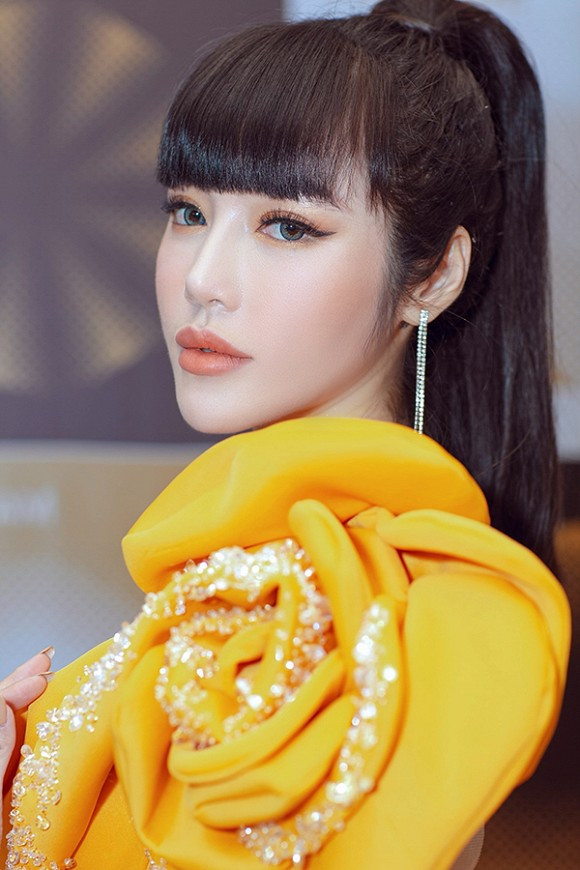 Mới đây nhất xuất hiện tại thảm đỏ diễn ra vào tối 12/1, Elly Trần thu hút sự chú ý của truyền thông khi xuất hiện trong bộ trang phục lộng lẫy. Với thiết kế đuôi cá đã giúp Elly Trần khoe trọn body với vòng eo 55cm và những đường nét gợi cảm trên cơ thể.