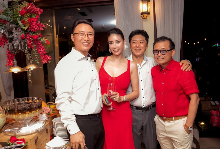 Vợ chồng Hoa hậu Hà Kiều Anh vừa mở tiệc tại tư gia tiễn năm cũ 2019, chào đớn năm mới 2020.