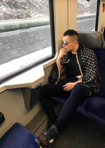 Khắc Tiệp từng có nhiều phát ngôn sặc mùi vật chất như sẵn sàng vứt bỏ đồ hiệu chục nghìn USD dù mới mặc một lần hay sáng nào ngủ dậy cũng cho 2 đứa cháu mỗi đứa 2 triệu đồng. Ảnh: FBNV