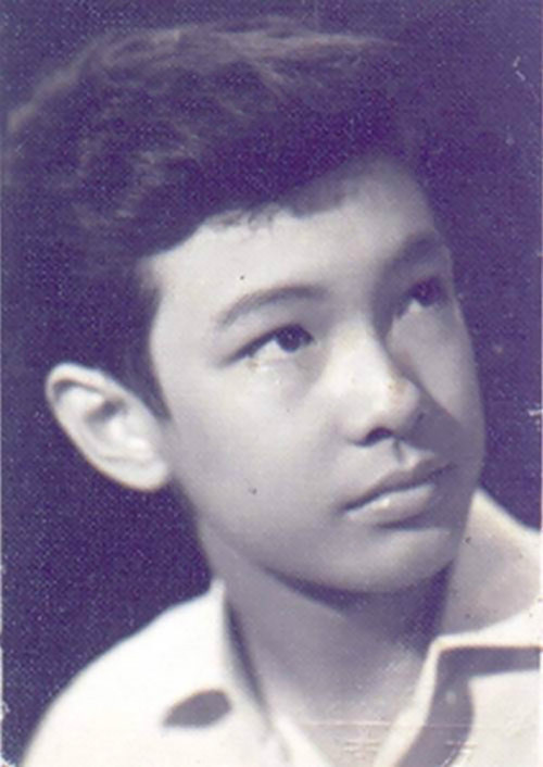 Nguyễn Chánh Tín sinh năm 1952, tại Bạc Liêu. Ngay từ khi còn nhỏ Chánh Tín đã bộc lộ năng khiếu với nghệ thuật. Thời còn đi học, Chánh Tín thường được chọn biểu diễn đơn ca ở trường trong các dịp lễ. Ông học cấp 3 ở trường Mạc Đĩnh Chi, tham gia ban văn nghệ nhà trường với tư cách là ca sĩ.