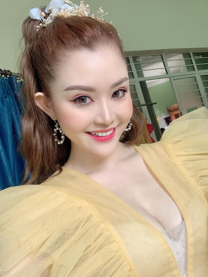 Showbiz Việt đang xôn xao chuyện Bảo Trân gây hấn với Nam Em trên thảm đỏ. Nữ ca sĩ còn tố người đẹp Nam Em phá hoại hạnh phúc gia đình, là người thứ ba xen vào mối quan hệ tình cảm của cô và VJ Quốc Bảo.