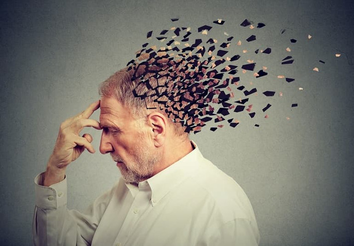 1. Mất trí nhớ ngắn hạn: Những người có nguy cơ mất trí nhớ có thể nhớ những điều trong quá khứ của họ nhưng lại quên những gì họ đã làm vài giờ trước và đây được gọi là mất trí nhớ ngắn hạn, là một trong những dấu hiệu cảnh báo phổ biển của bệnh sa sút trí tuệ.