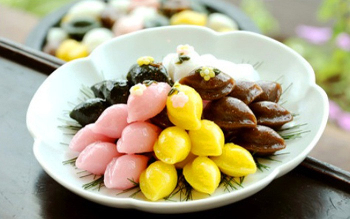 Hàn Quốc: Trung Thu là một trong những lễ hội lớn nhất trong năm ở xứ sở kim chi. Trong dịp này, người ta làm món bánh truyền thống, gọi là songyeon. Bánh trung thu của Hàn Quốc mang hình bán nguyệt.