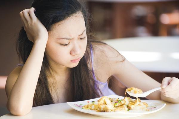 5. Chán ăn: Ung thư buồng trứng hoặc các loại ung thư phụ khoa có thể ảnh hưởng đến cảm giác thèm ăn. Người bệnh có thể cảm giác chán ăn.
