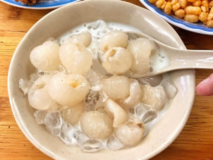 Nhãn lồng dầm sữa chua: Nhãn lồng dầm sữa chua món giải khát ưa thích của nhiều người trong mùa hè.Thành phần chính của món này là cùi nhãn tươi dầm với sữa chua.