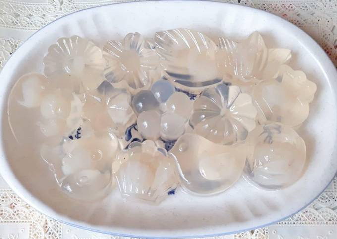 Đổ rau câu vào khuôn, hơi khô sánh lại thì xếp phần cùi nhãn vào, rưới thêm một lớp rau câu nữa tới khi đầy khuôn. Đợi khoảng 5 – 10 phút, rau câu đông lại thì đem bảo quản trong tủ lạnh để khi dùng hương vị thơm ngon hơn.