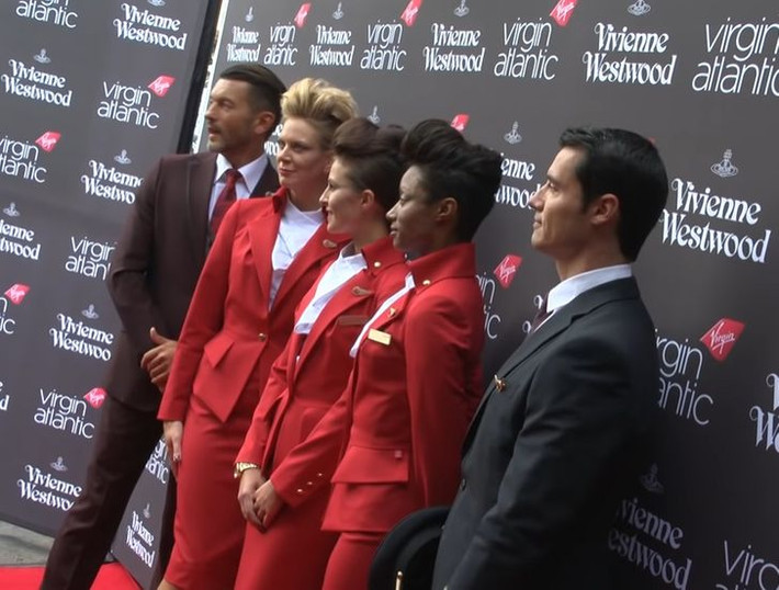 Virgin Atlantic, Vương quốc Anh: Trong quá khứ, các tiếp viên của British Virgin Atlantic thường mặc những chiếc áo khoác khá rộng. Tuy nhiên, bộ đồng phục sau đó đã được cải tiến trở nên nữ tính và thanh lịch hơn.