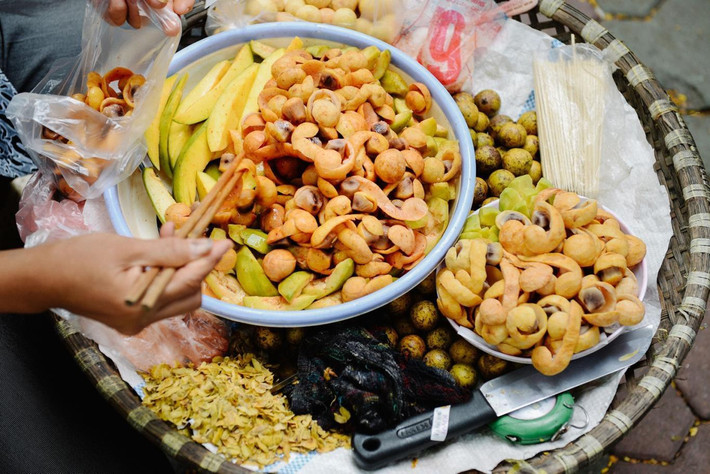 Sấu chín là thứ quà vặt dân dã của mùa thu Hà Nội kích thích vị giác của các chị em. Quả sấu chín vàng đã không còn vị chua gắt như những quả sấu còn xanh mà thay vào đó là một vị chua dịu.