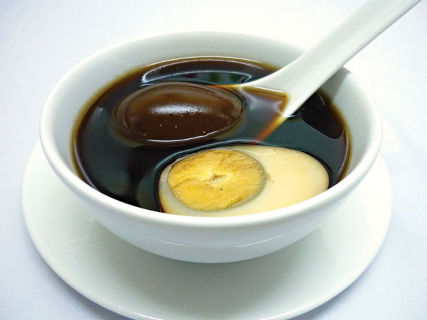 Nước trà khi nấu có vị ngọt thanh, pha chút đắng nhẹ và tỏa hương thơm thoang thoảng, át mùi tanh của trứng gà.