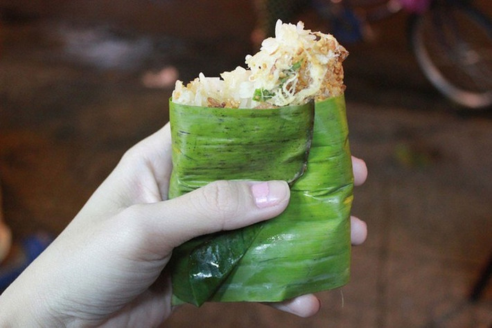 Xôi “nhà xác”: Lý do có món ăn tên kỳ quặc và rùng rợn này là do xe xôi được đặt ngay đối diện nhà tang lễ trên đường Nguyễn Tri Phương (Quận 5). Xôi “nhà xác” được để trong lá chuối, khi cầm nóng muốn bỏng cả tay.