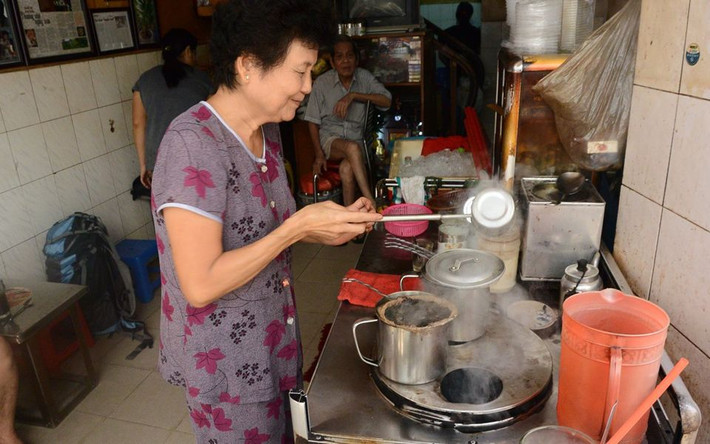 Cà phê Âm Phủ: Quán cà phê vợt hiếm hoi còn lại ở Sài Gòn được nhiều người gọi quen với cái tên là cà phê Âm Phủ. Nguyên nhân là bởi giờ mở cửa đặc biệt của quán: 24/24. Thậm chí hơn 60 năm nay, cánh cửa nhà chưa bao giờ đóng lại dù nắng mưa, lễ Tết. Có chăng là tầm 10 phút vào khoảnh khắc giao thừa.
