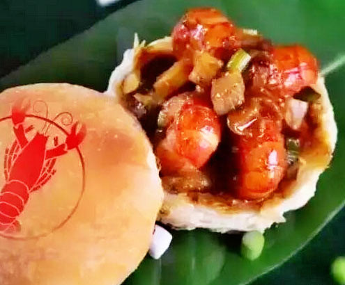 Tôm tươi sẽ được vận chuyển tới cơ sở sản xuất từ sáng sớm, sau đó được chọn lọc và làm sạch dưới tiêu chuẩn khắt khe. Chỉ những con tôm càng còn sống, có màu sắc tươi sáng mới được sử dụng. Tôm sau đó được đem đi hấp và bóc vỏ rồi được chế biến thành nhân bánh, trong mỗi chiếc bánh sẽ được đặt 4 con tôm. Ảnh: IT.