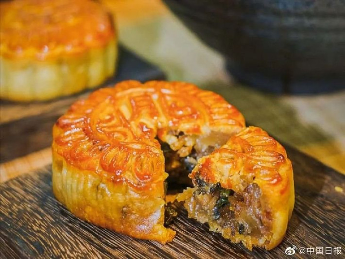 Bánh Trung Thu nhân bún ốc: Bánh Trung Thu vị bún ốc lần đầu tiên được một công ty ở Quảng Tây, Trung Quốc cho ra mắt vào mùa Thu năm 2020. Theo nhà sản xuất của bánh Trung Thu bún ốc, họ phải mất tới hơn 2 tháng nghiên cứu ra chiếc bánh mang hương vị độc đáo này.