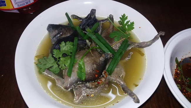 Với món canh chua, ếch òn sau khi bắt về sẽ được sơ chế sạch bằng nước ấm như trên. Tiếp đó, cắt chúng ra thành từng miếng nhỏ, ướp hành, ớt, đường, nước mắm rồi bỏ vào chảo xào tái một chút cho dậy mùi.